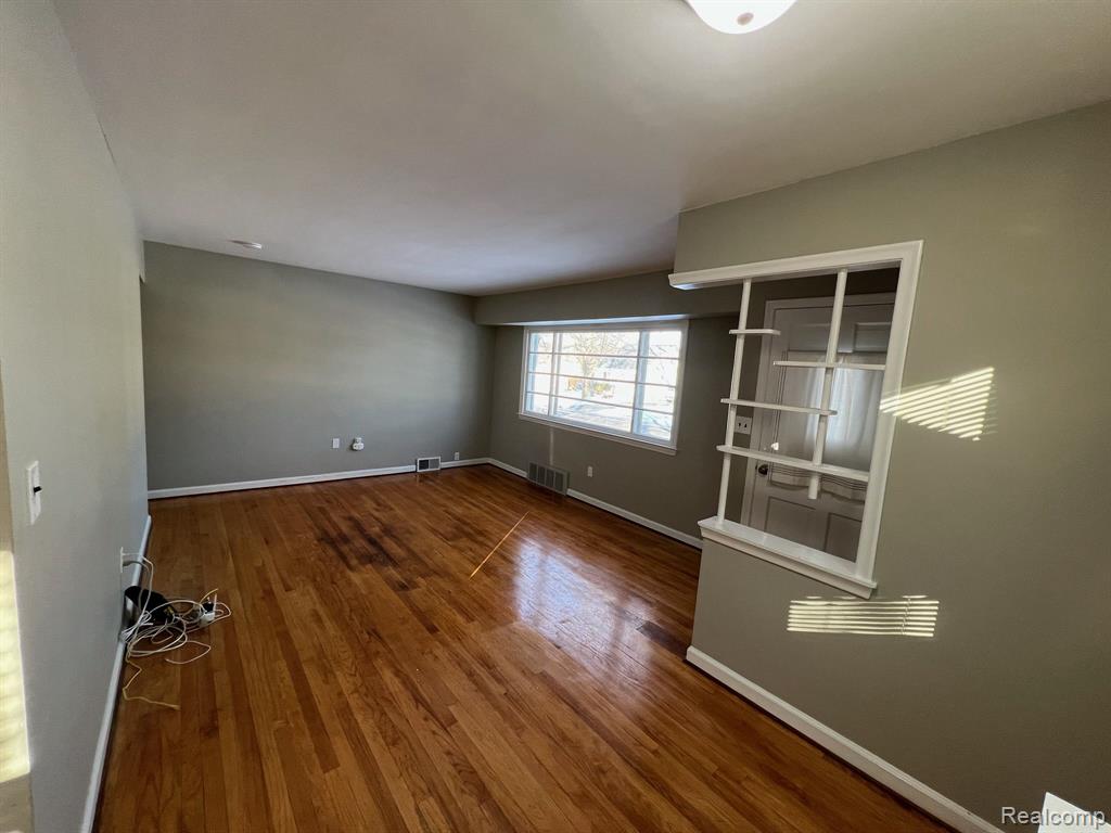 52 CAMLEY Drive, Waterford, MI 48328 — Photo 3