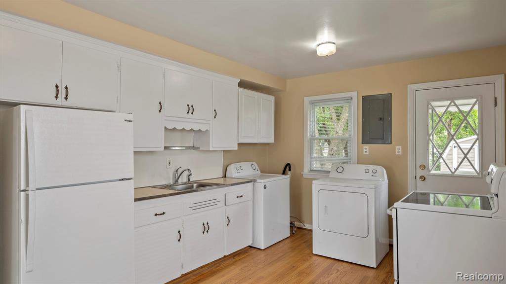 421 W MOREHOUSE Avenue, Hazel Park, MI 48030 — Photo 5