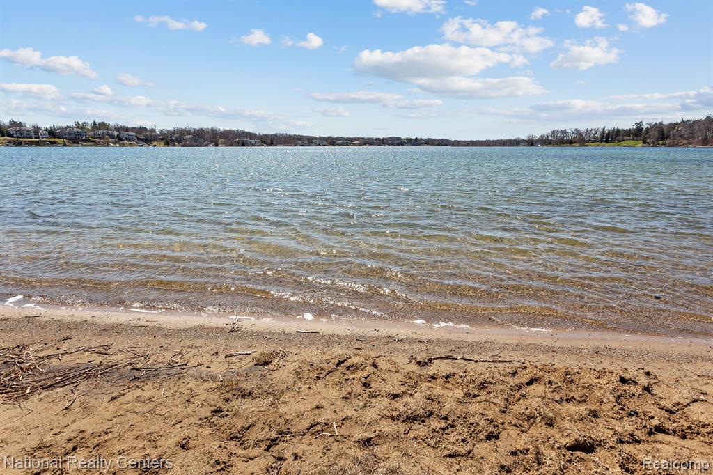 3706 Lakeview Boulevard, Orchard Lake Village, MI 48324 — Photo 55