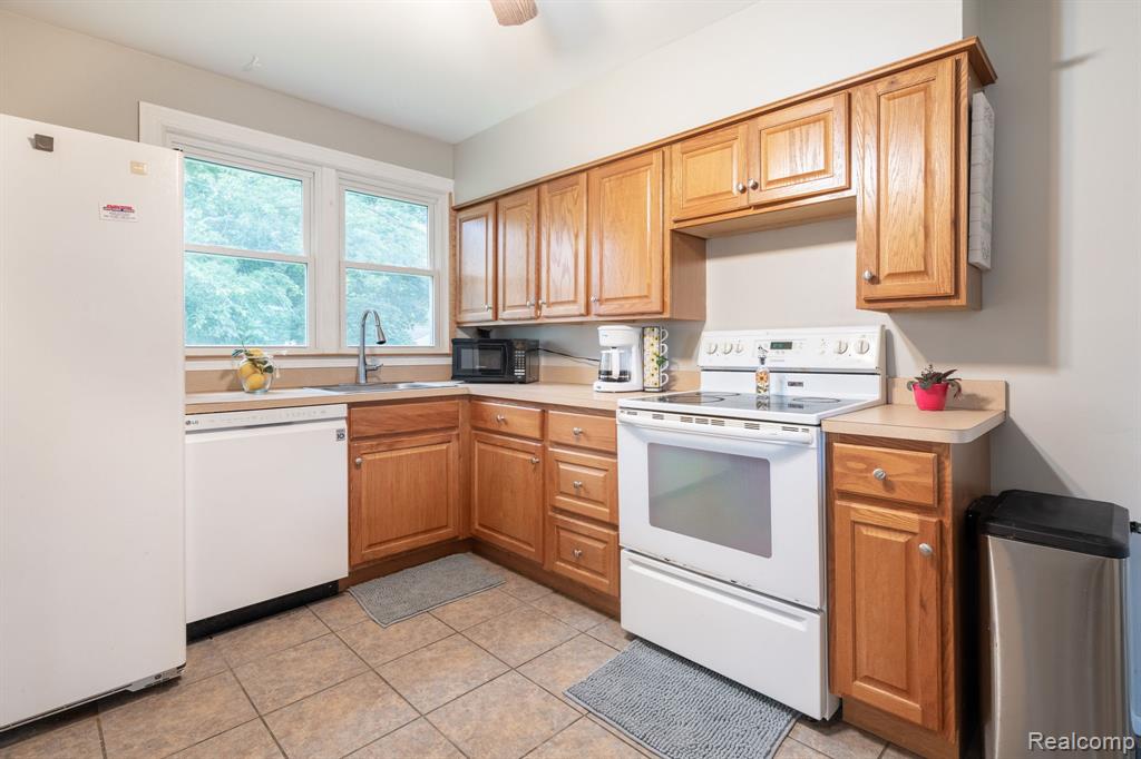 47610 Winthrop Street, Shelby Twp, MI 48317 — Photo 9