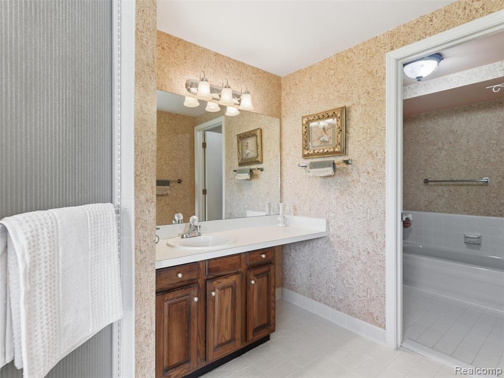 4261 Wabeek Lake Drive S, Bloomfield Hills, MI 48302 — Photo 24