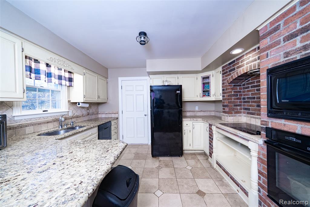 9459 Morrish Road, Swartz Creek, MI 48473 — Photo 38