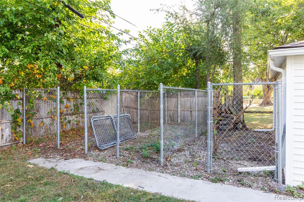 8235 Mackay Court, Utica, MI 48317 — Photo 32
