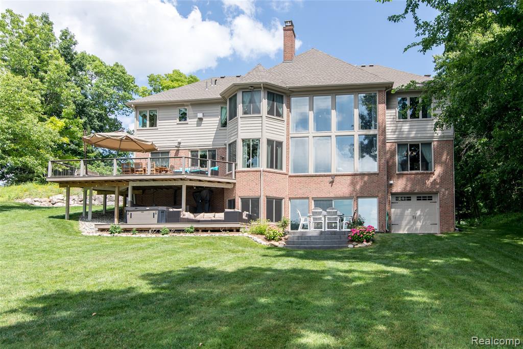 3166 W Beach Lake Drive, Milford, MI, 48380