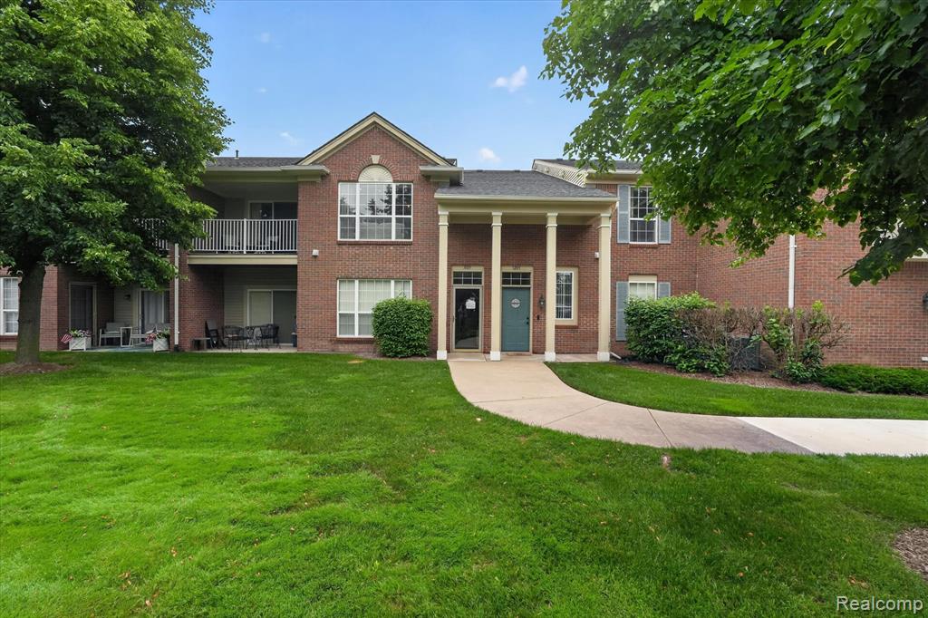 3203 Chesapeake Circle, Walled Lake, MI 48390