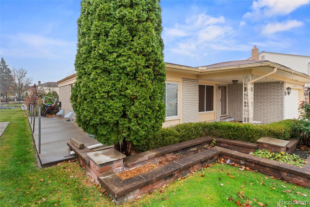 4822 Peachtree Drive, Sterling Heights, MI 48310 — Photo 9