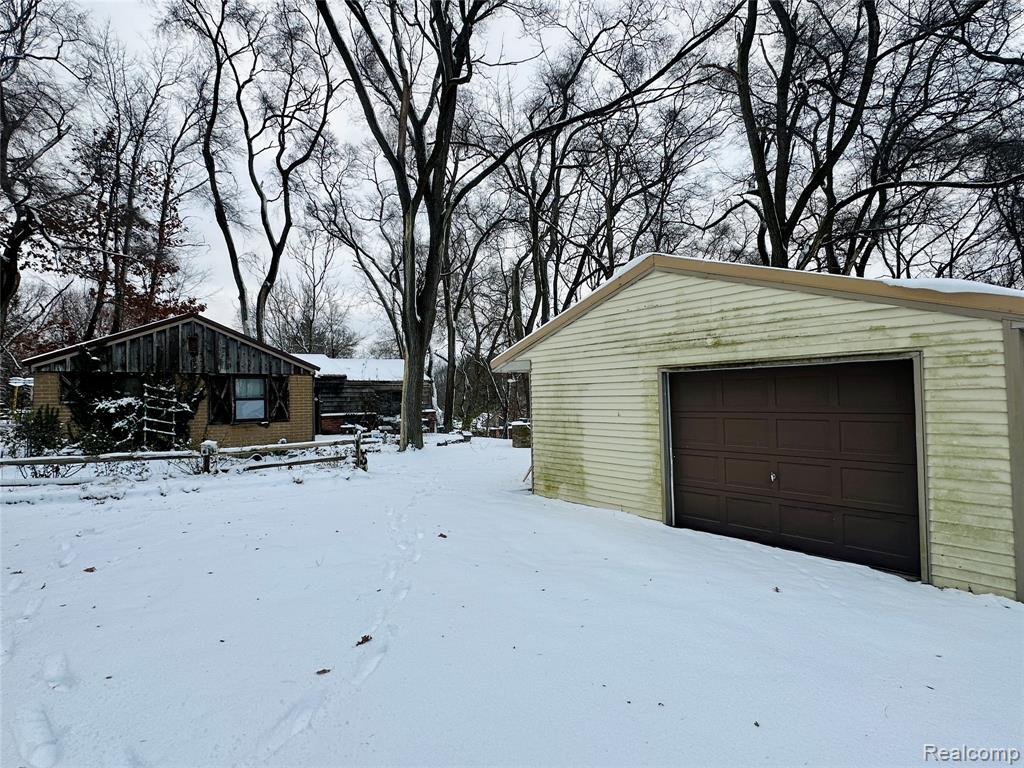 8092 Halfway Drive, Brighton, MI 48116 — front exterior
