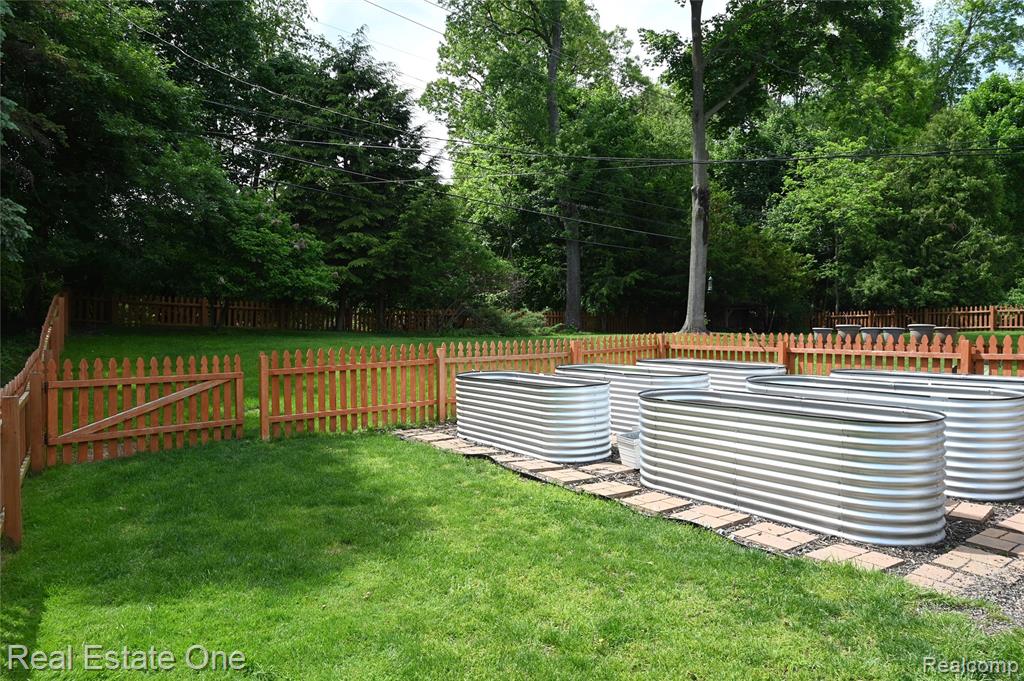 5382 Van Ness Drive, Bloomfield Hills, MI 48302 — Photo 19