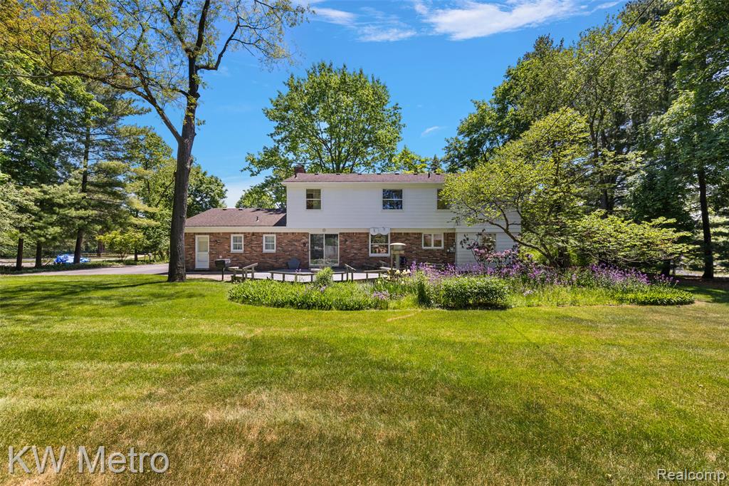 7036 Lindenmere Drive, Bloomfield Hills, MI 48301 — Photo 33