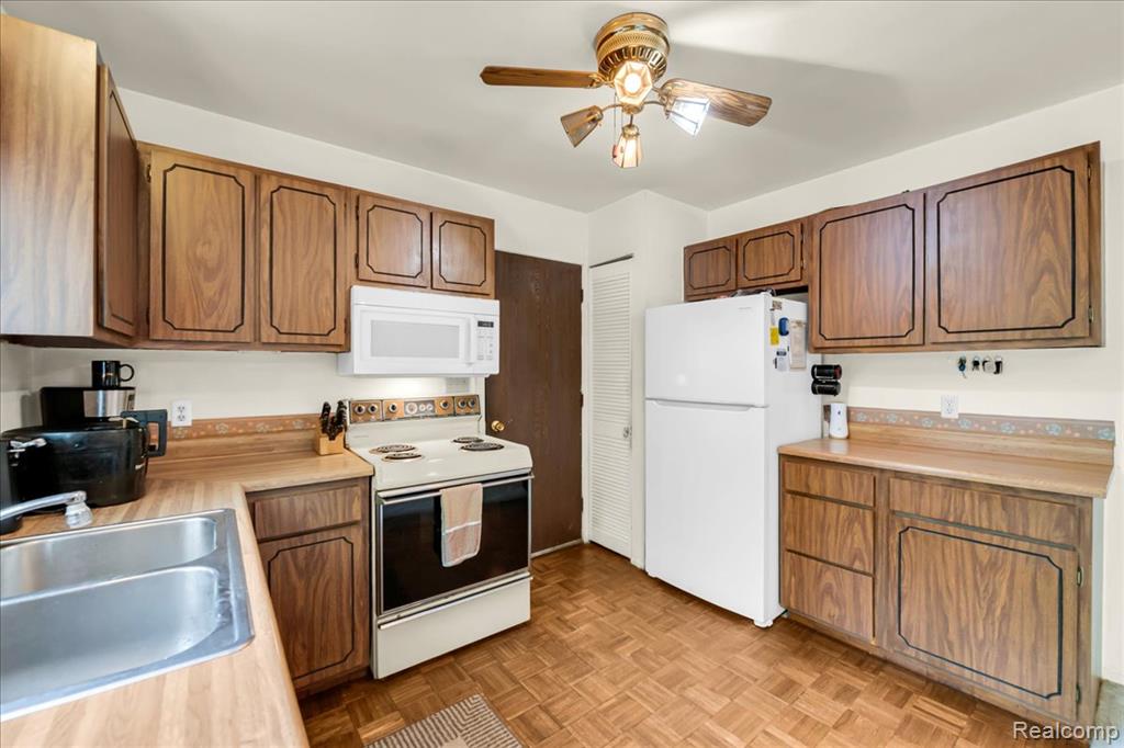 6332 Windham Place, Grand Blanc, MI 48439 — Photo 9