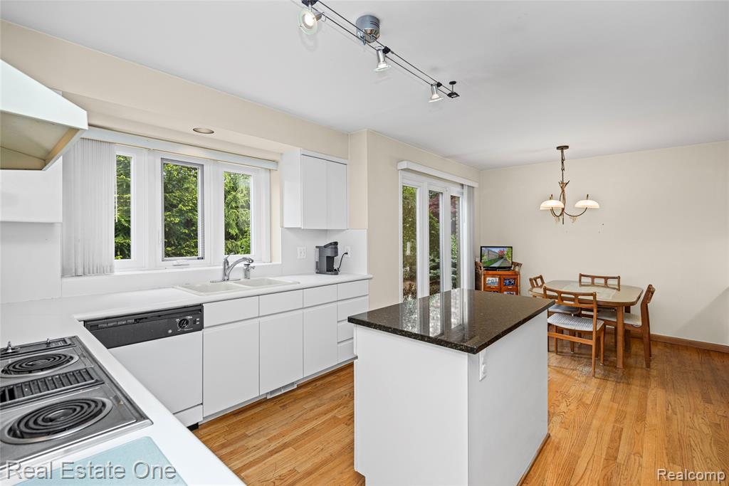 5000 Mirror Lake Court, 19, West Bloomfield, MI 48323 — Photo 22