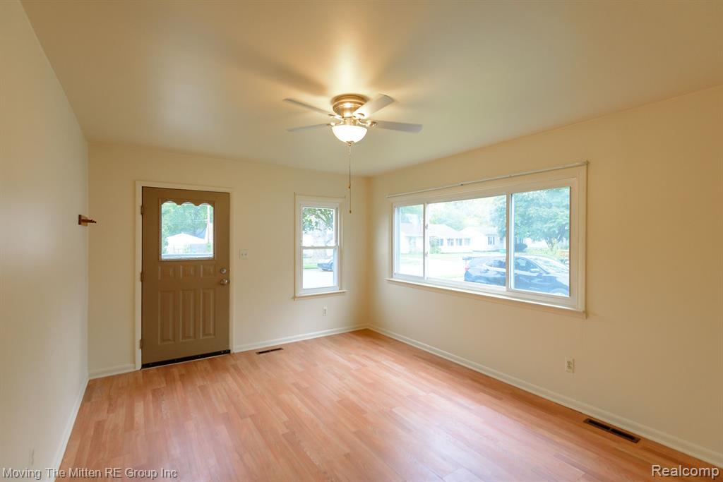 560 GREENLAWN Street, Ypsilanti, MI 48198 — Photo 3