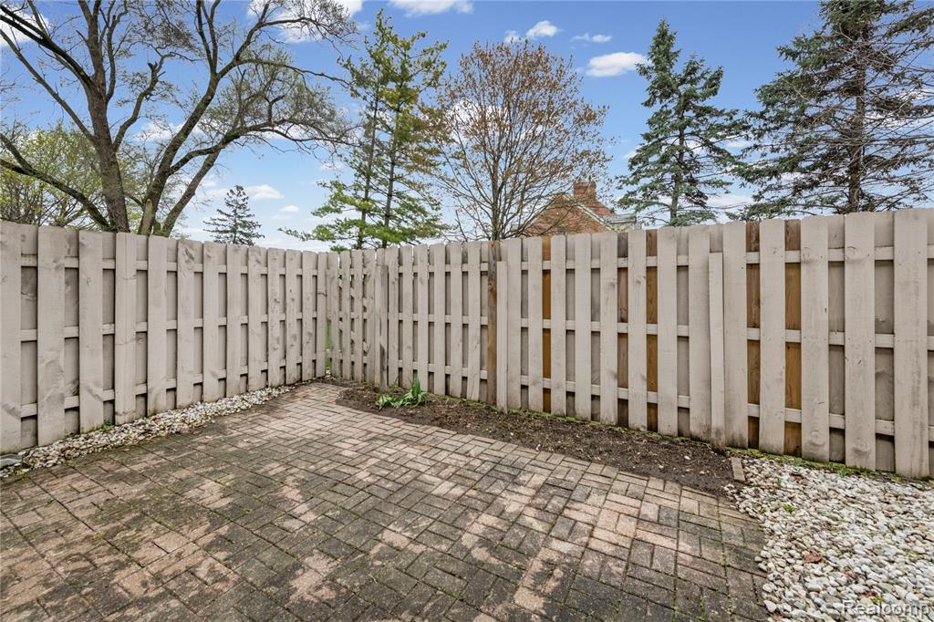 24762 Bashian Drive, Novi, MI — Photo 23
