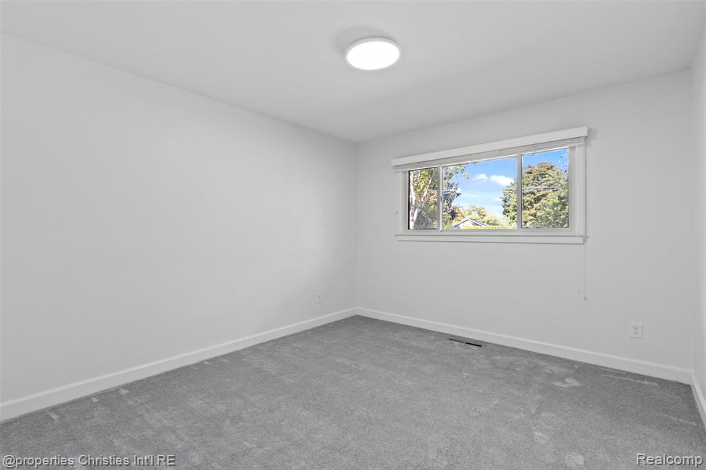 571 Yorkton Lane, Bloomfield Hills, MI 48304 — Photo 16