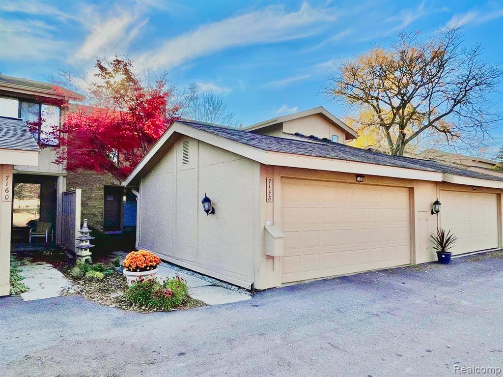 7158 PEBBLE PARK Drive, West Bloomfield, MI — front exterior
