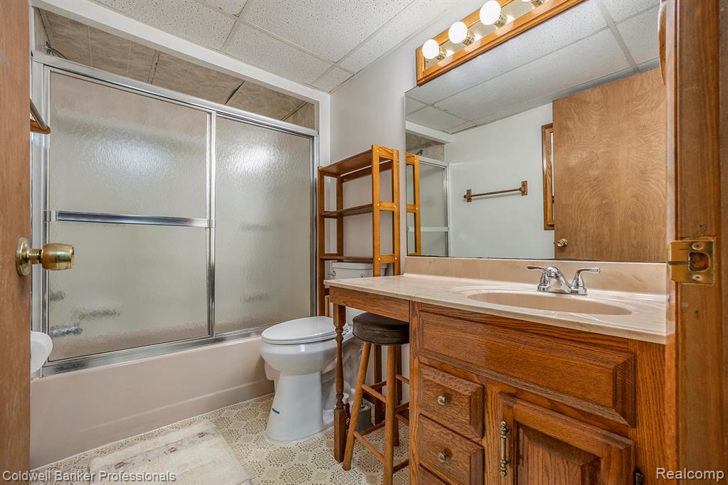 Lower Level Full bathroom