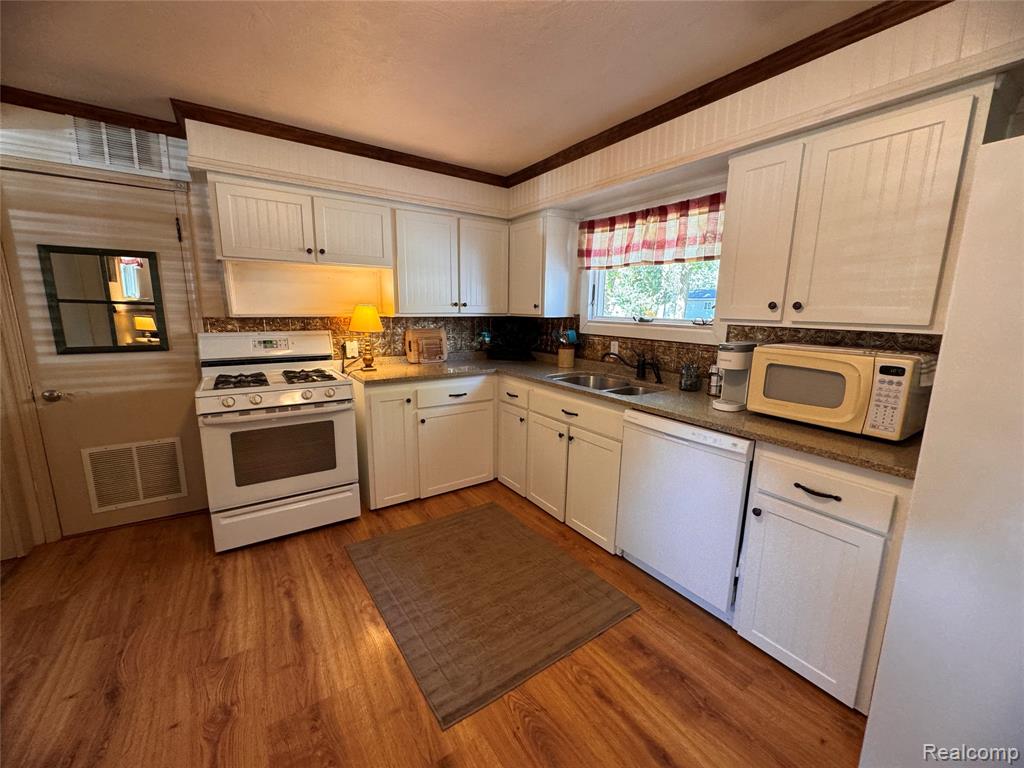 957 Miller Road N, Lake Orion, MI 48362 — Photo 13