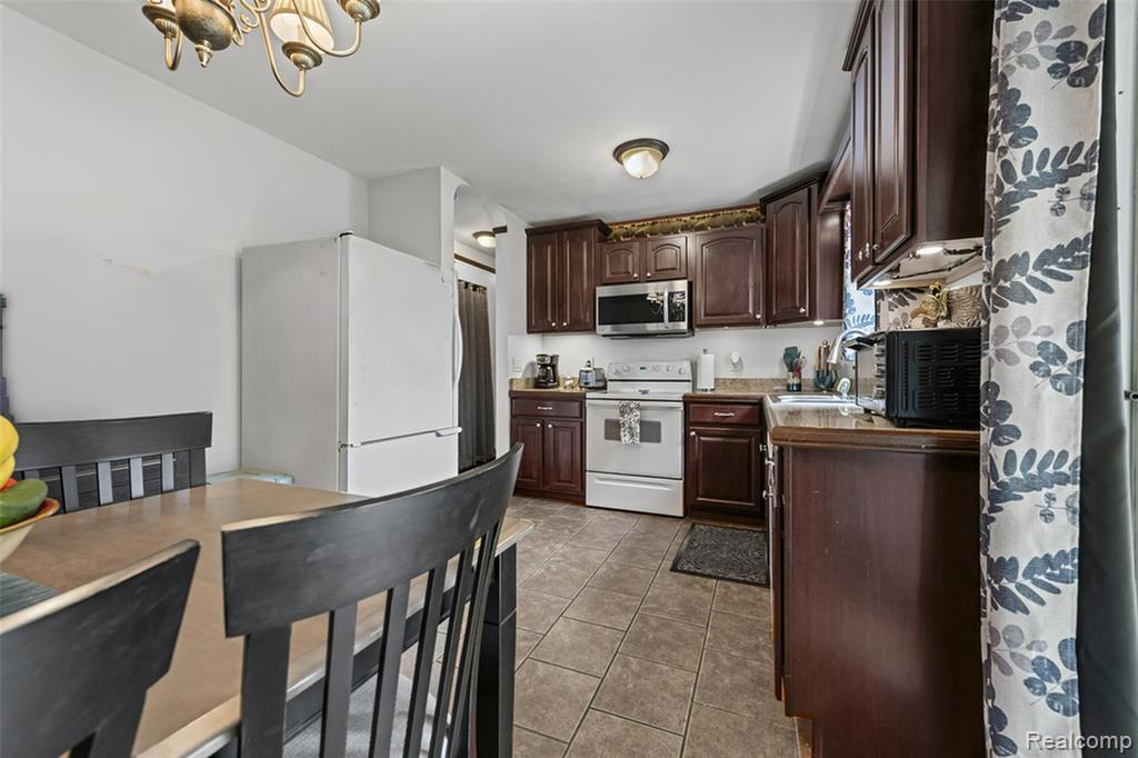 6815 Apache Trail, Westland, MI — Photo 18