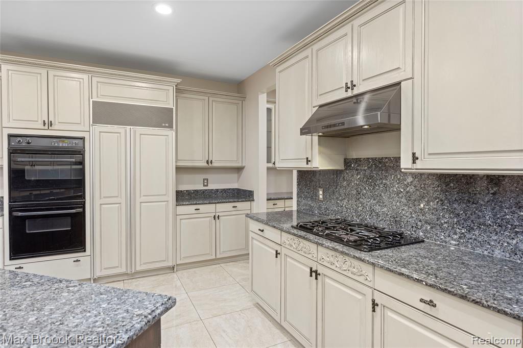 6986 Crosswell Drive, West Bloomfield, MI — Photo 16