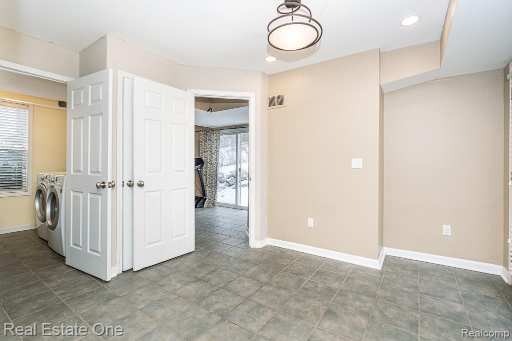 8955 Maplewood Avenue, Clarkston, MI 48348 — Photo 16