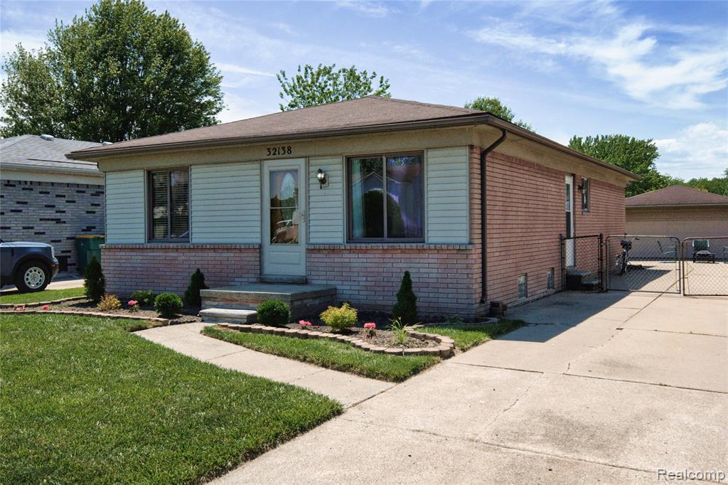 32138 Glaser Road, Rockwood, MI — Photo 2