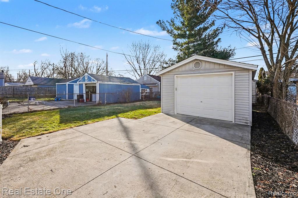 421 W Kalama Avenue, Madison Heights, MI 48071 — Photo 21