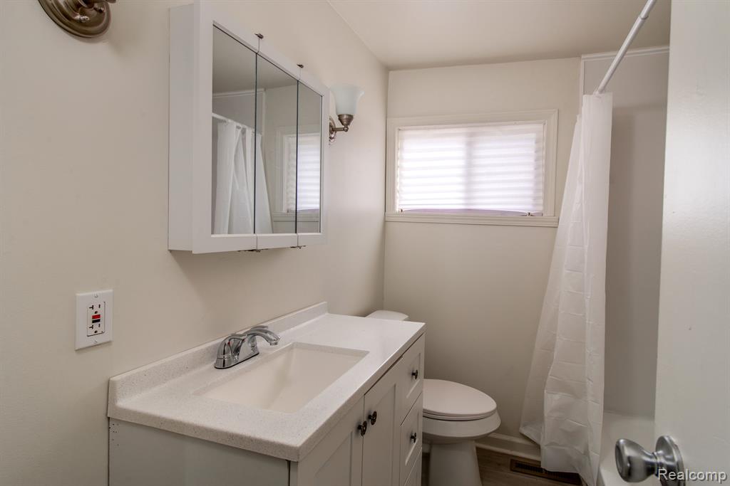 2303 W COLDWATER Road, Flint, MI 48505 — Photo 14