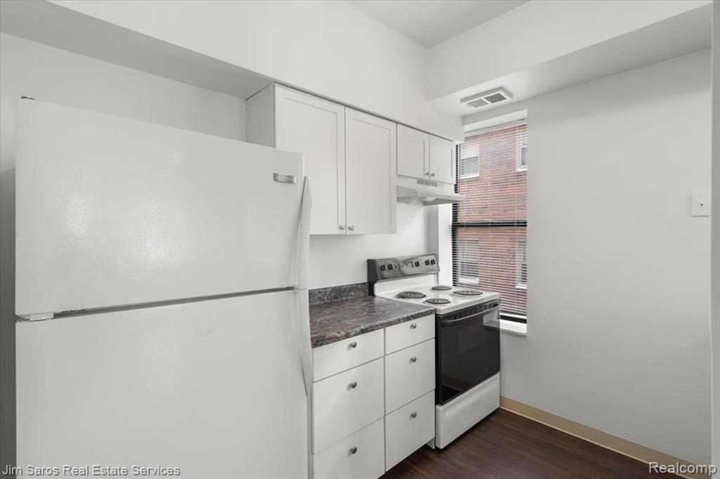 590 Parkview #201 Drive, Detroit, MI 48214 — Photo 7