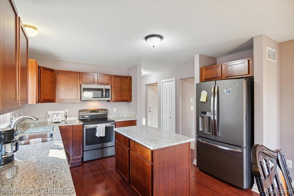 712 SUPERIOR Parkway, Westland, MI — Photo 15