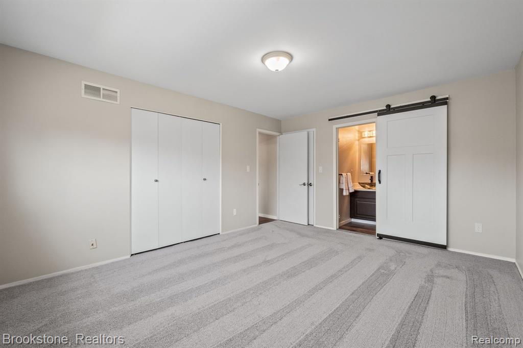658 E FOX HILLS Drive, Bloomfield Hills, MI 48304 — Photo 20
