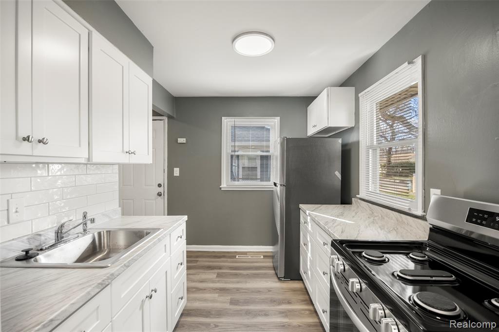 10101 Albany Street, Oak Park, MI 48237 — Photo 7