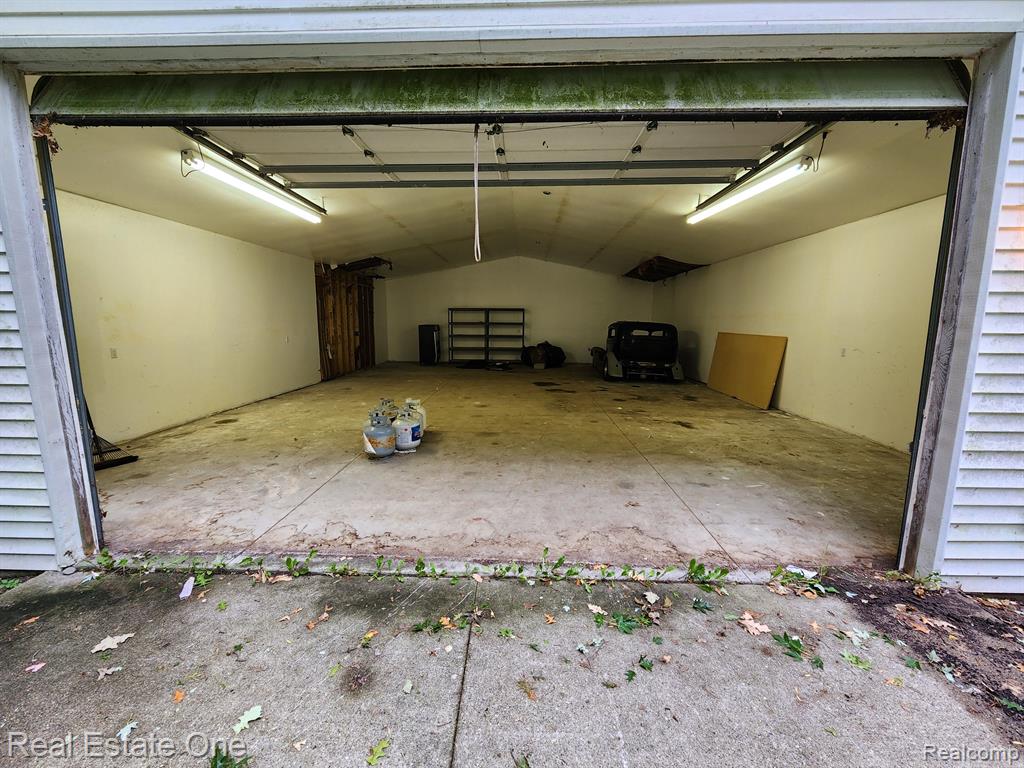 700 W GARDENIA Avenue, Madison Heights, MI 48071 — Photo 8