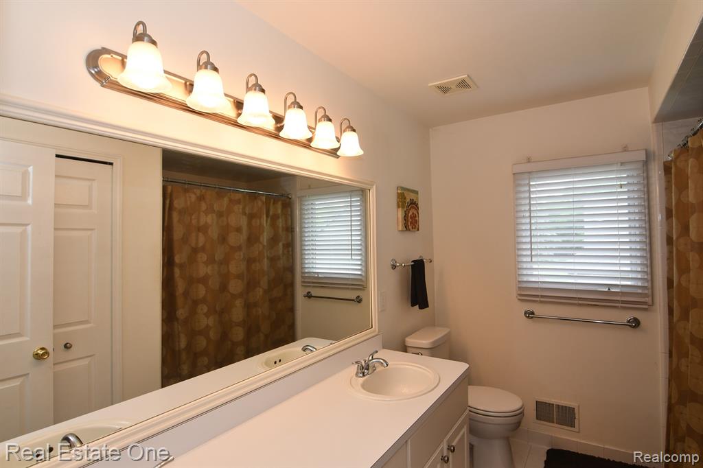 42388 Shulock Drive, Clinton Twp, MI 48038 — Photo 28