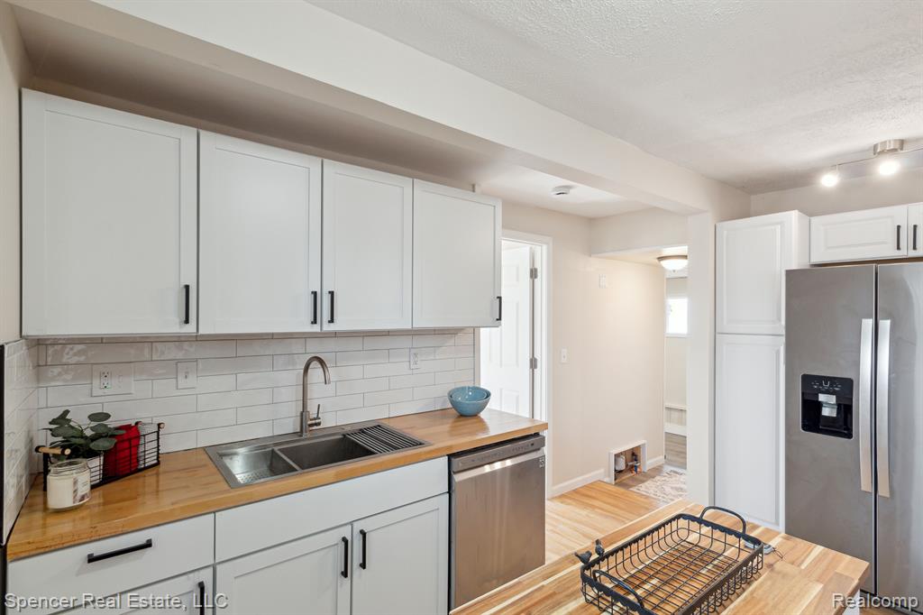 8931 Fremont Street, Livonia, MI 48150 — Photo 12