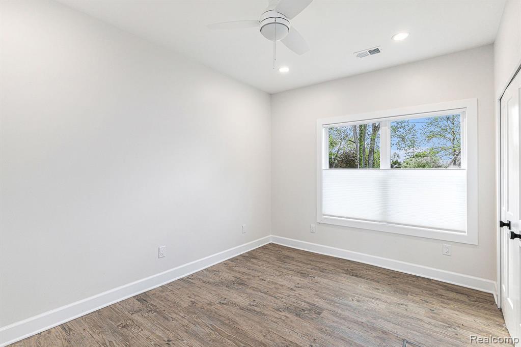 9693 BEVERLY Drive, Lakeland, MI — Photo 17