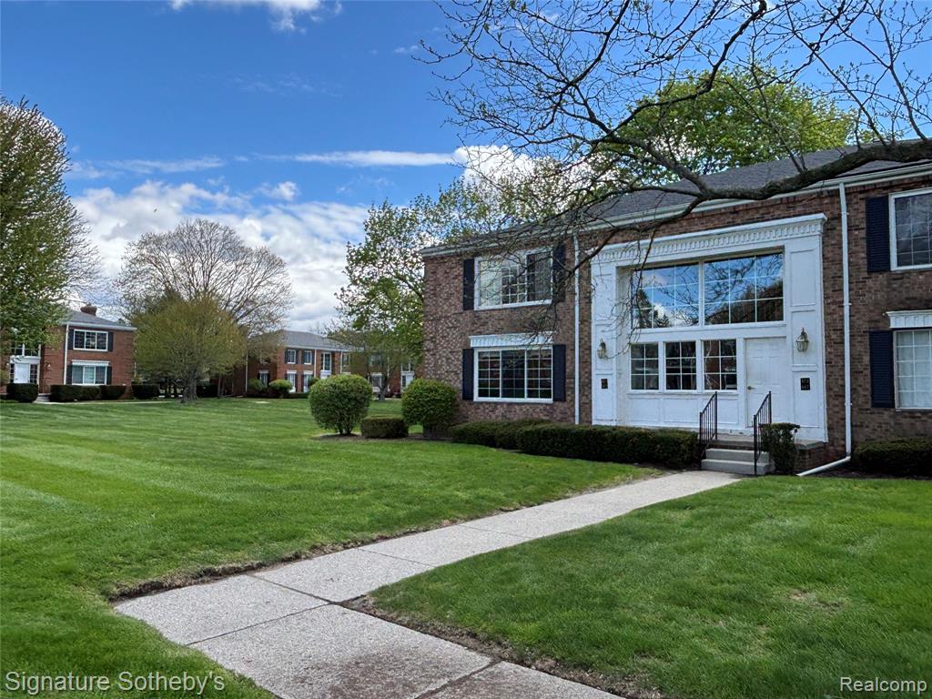 689 E Fox Hills Drive, 65, Bloomfield Hills, MI 48304 — front exterior