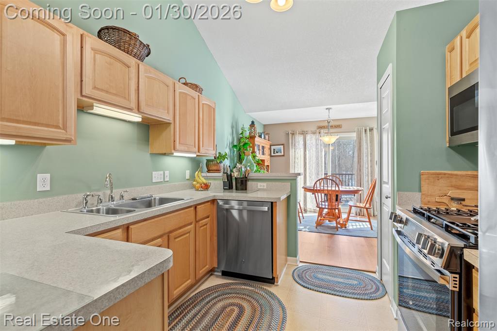 5481 Greenway Drive, 79, Trenton, MI 48183 — Photo 12