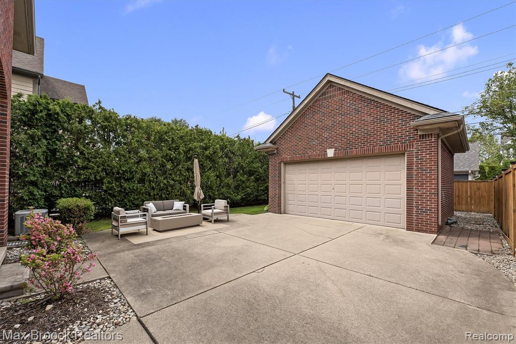 1045 Bennaville Avenue, Birmingham, MI 48009 — Photo 36