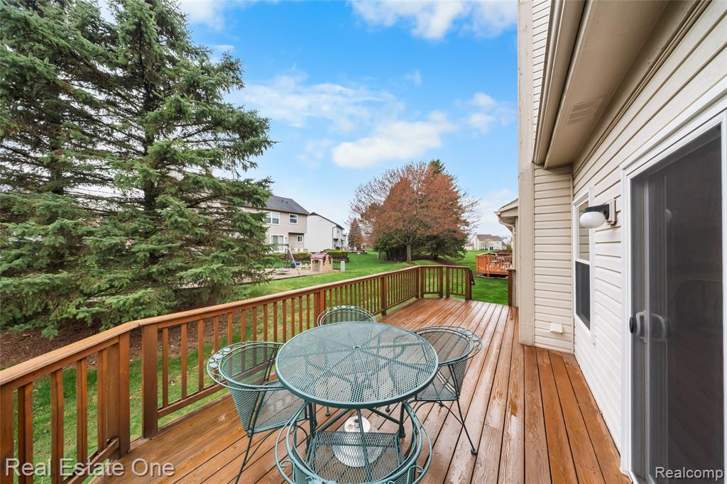 367 N Oak Drive, Commerce Twp, MI 48390 — Photo 4