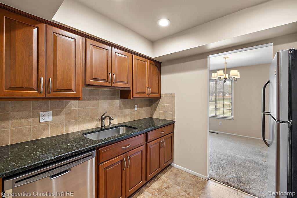 636 E FOX HILLS Drive, Bloomfield Hills, MI 48304 — Photo 9