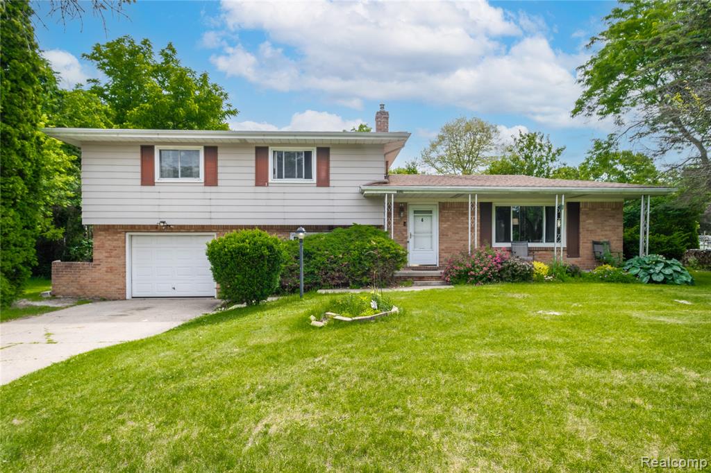 6395 Tanglewood Lane, Grand Blanc, MI 48439 — front exterior