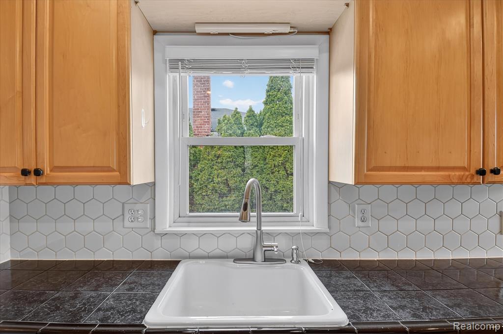 830 Mapleknoll Avenue, Madison Heights, MI 48071 — Photo 13