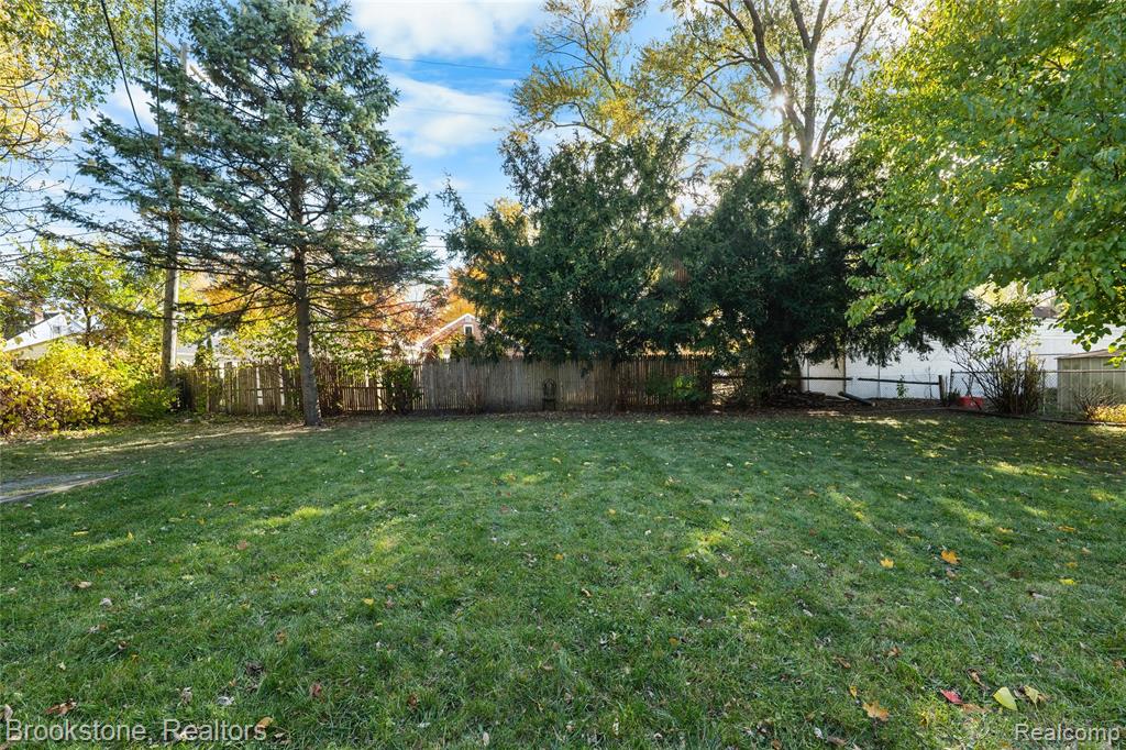 800 E BERNHARD Avenue, Hazel Park, MI 48030 — Photo 26