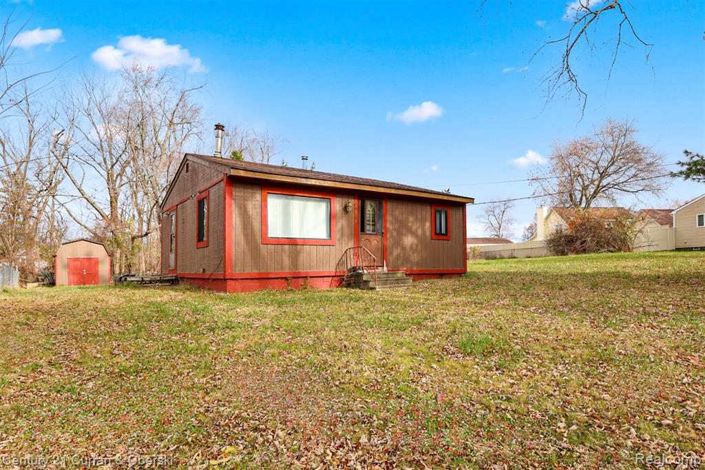 5094 Coshocton Drive, Waterford, MI 48327 — Photo 2