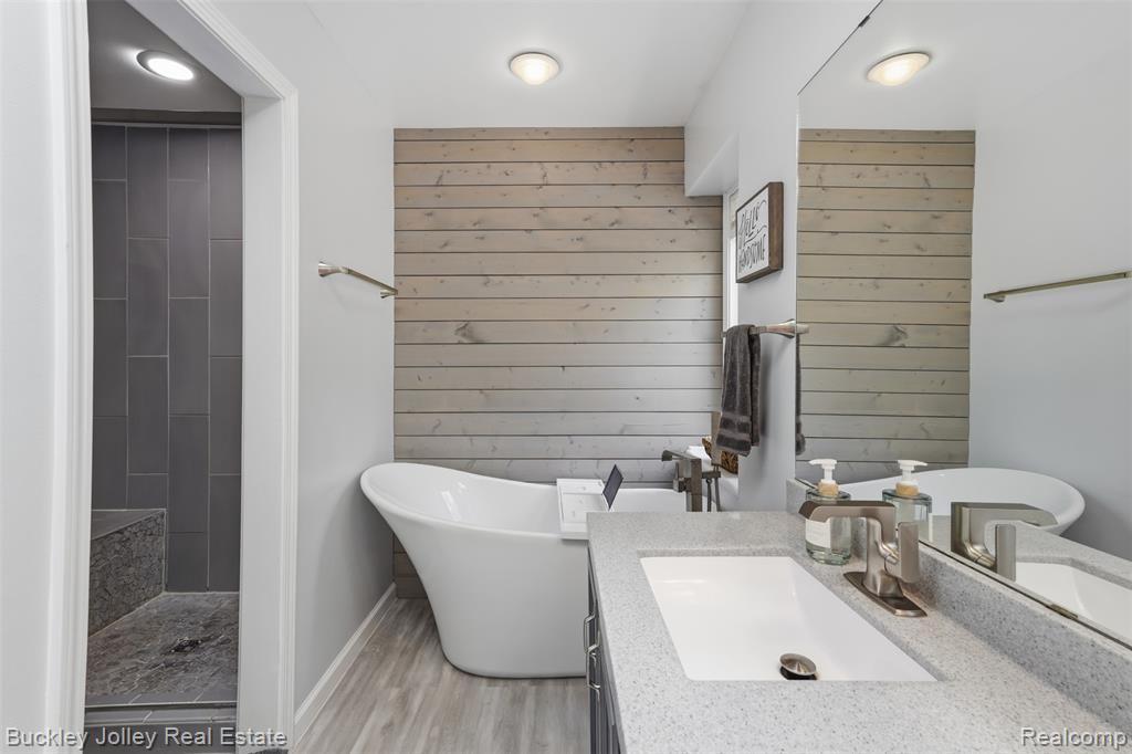 7829 Hillside Lakes Drive, Brighton, MI 48116 — Photo 23