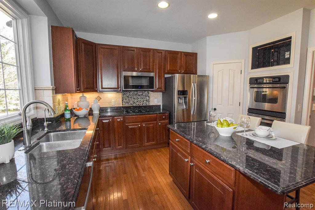 9037 RIDGEFIELD Drive, Brighton, MI 48114 — Photo 18