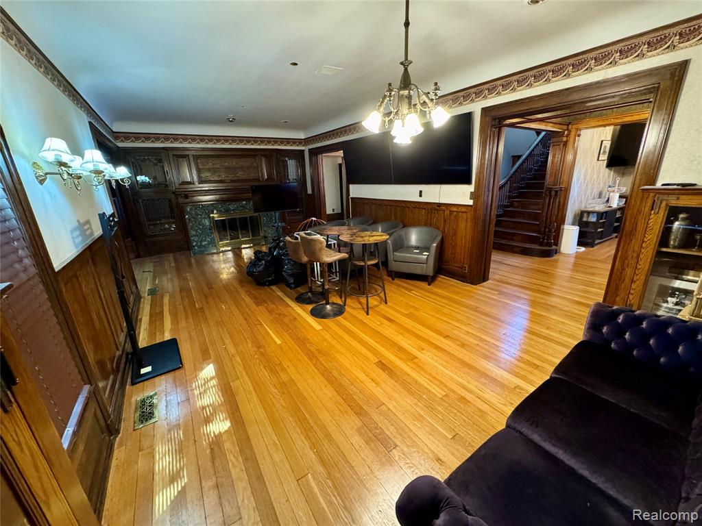 2156 W JEFFERSON Avenue, Trenton, MI, 48183