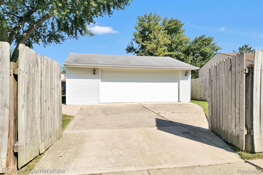 697 WORCHESTER Street, Westland, MI 48186 — Photo 30