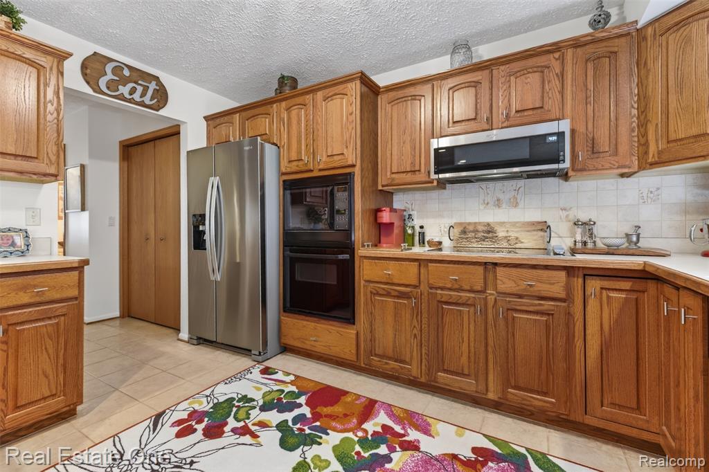 6586 Scenic Pines Court, 43, Clarkston, MI — Photo 22