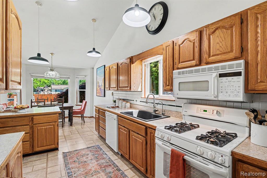4660 Woodhull Drive, Clarkston, MI — Photo 10